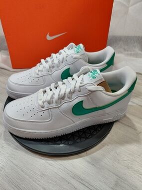 NWT Nike Air Force 1 Low 07 NN- White with Green Swoosh SIZE MENS 10.5 WOMENS 12